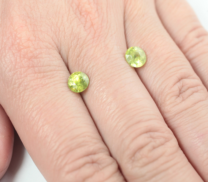 Пара желтовато-зеленых сфенов 2,43 карата