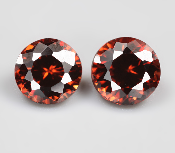 Пара чистейших насыщенно-оранжевых цирконов 2,42 карата