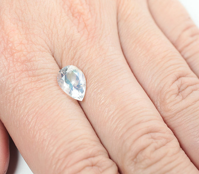 Ограненный цейлонский лунный камень 2,34 карата