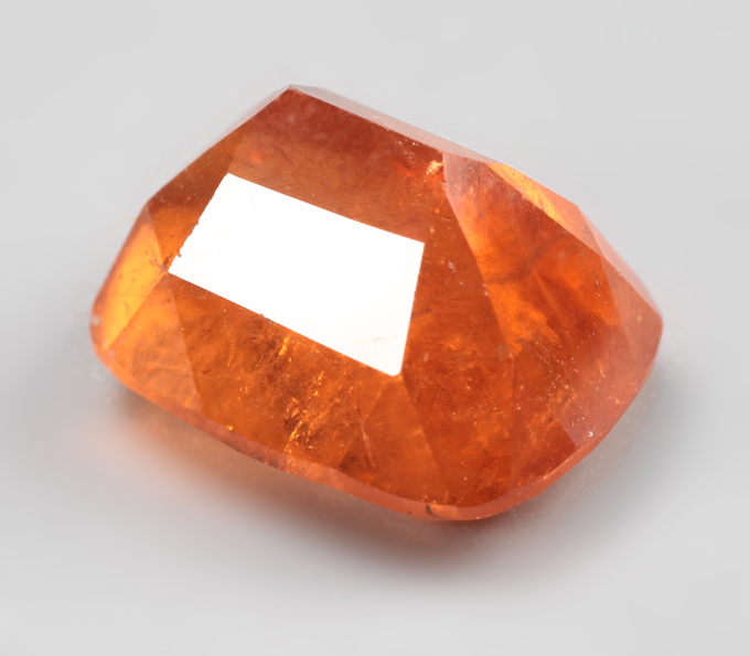 Редкий крупный клиногумит 7,44 карата