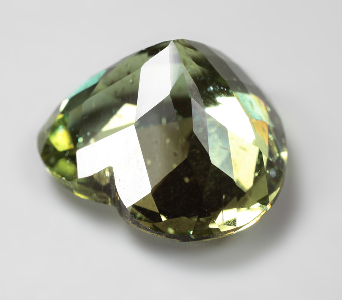 Крупный зеленый апатит 23,28 карата