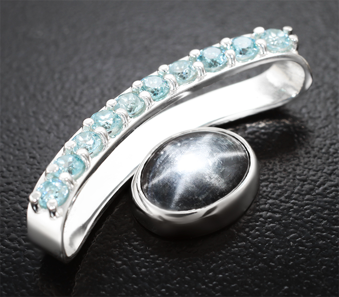 Кулон со звездчатым сапфиром 2,82 карата и цирконами