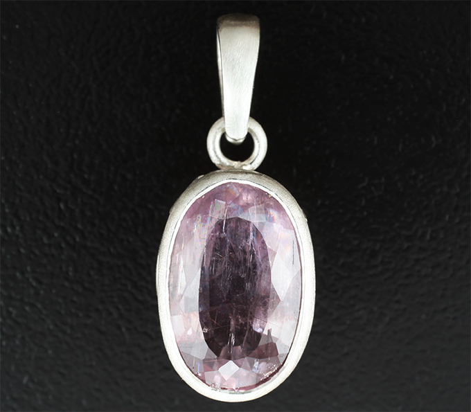 Кулон с зултанитом 7,19 карата