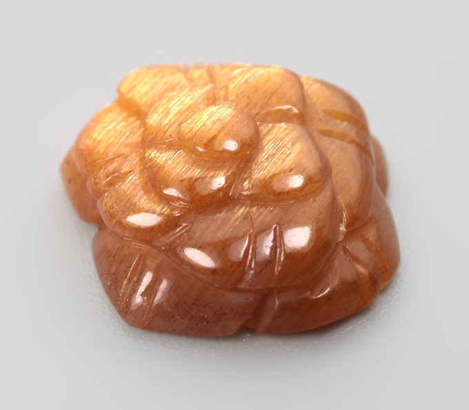 Резной солнечный камень 4,56 карата