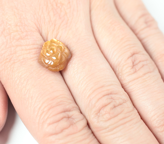 Резной солнечный камень 4,56 карата