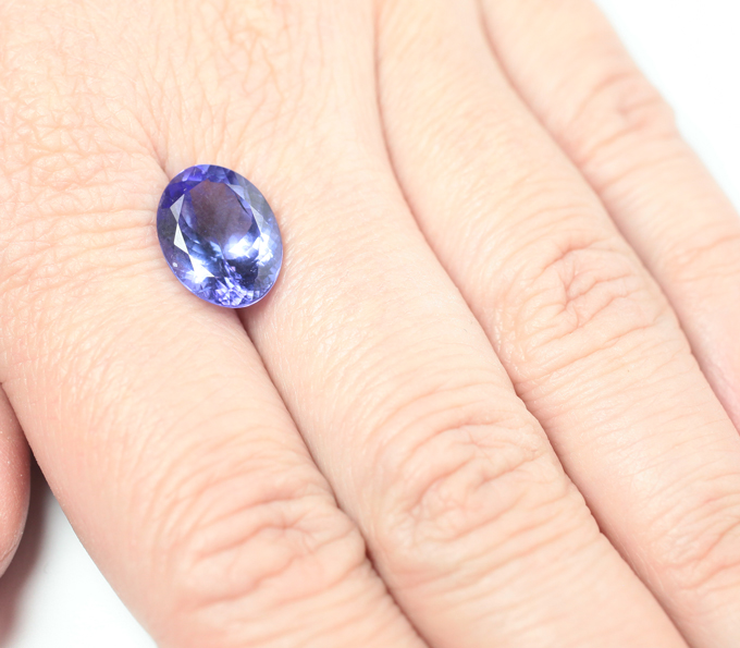 Яркий насыщенный танзанит высокой чистоты 5,52 карата