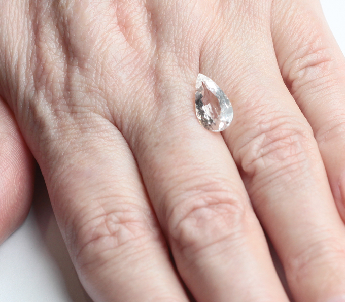 Данбурит высокой чистоты 2,35 карата