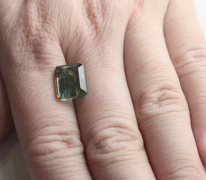 Крупный желтовато-зеленый турмалин 6,36 карата
