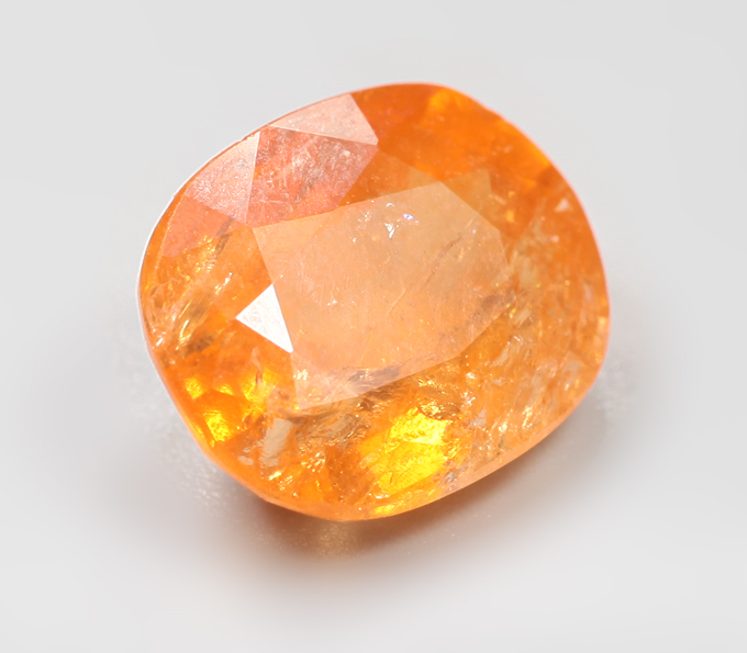 Крупный спессартин гранат цвета «фанта» 5,92 карата