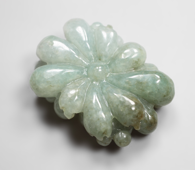 Крупный! Резной нефрит 100,9 карата