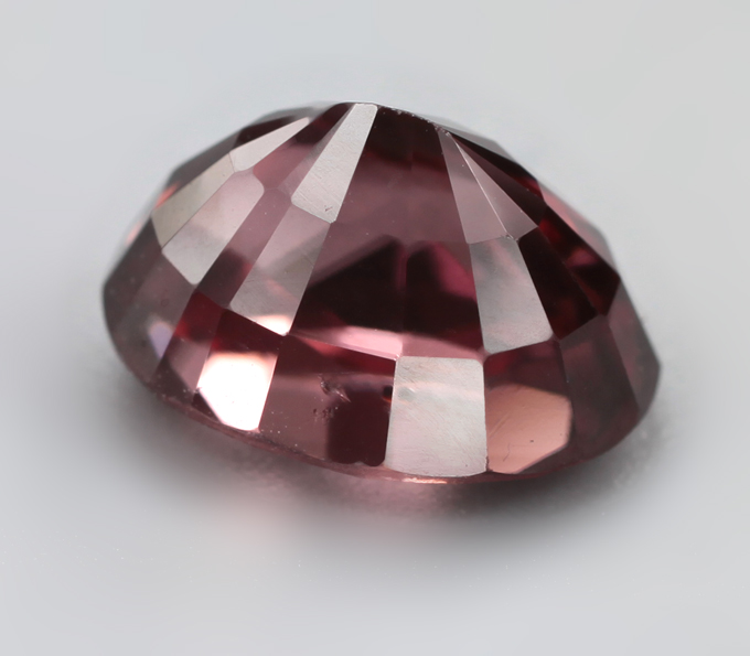 Оранжево-красный циркон высокой чистоты 3,65 карата