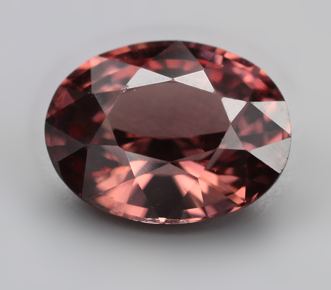 Чистейший красновато-оранжевый циркон 3,89 карата