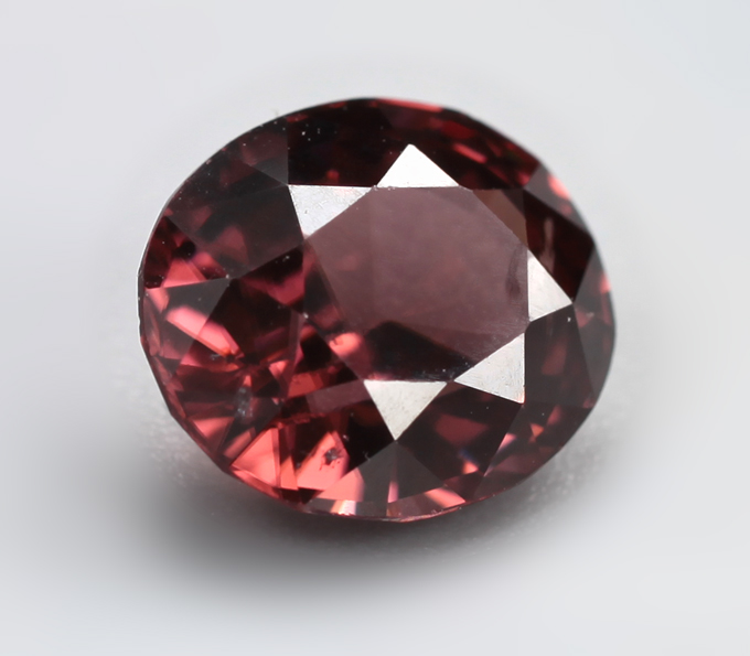 Оранжево-красный циркон высокой чистоты 3,04 карата