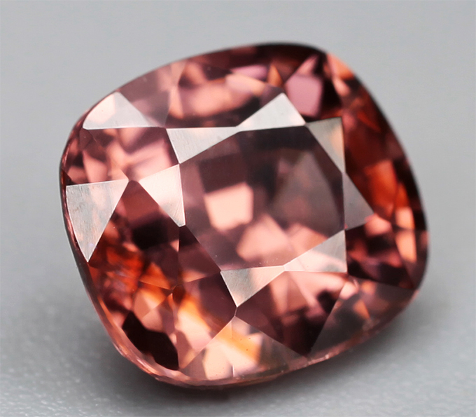 Оранжево-красный циркон высокой чистоты 2,4 карата