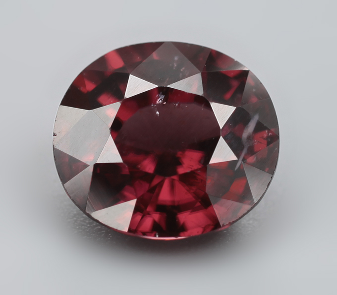 Оранжево-красный циркон высокой чистоты 3,55 карата