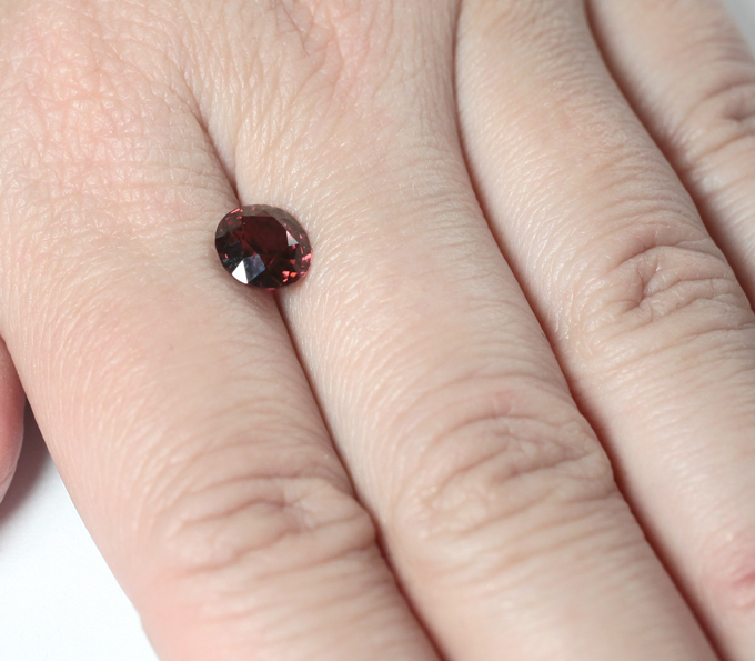 Оранжево-красный циркон 2,97 карата