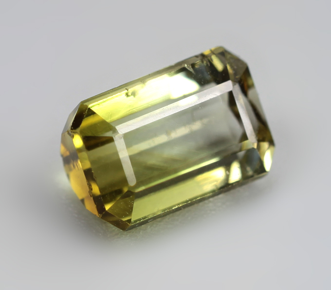 Желто-зеленый турмалин 2,22 карата