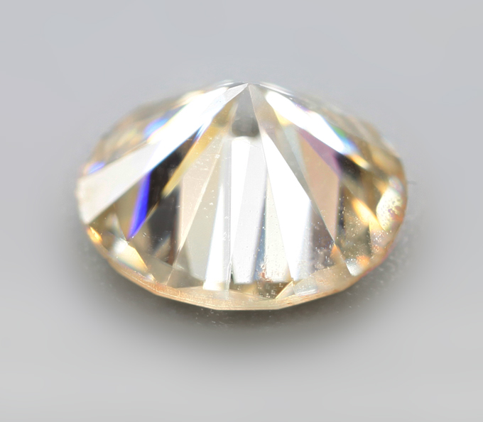 Пастельно-желтый муассанит 0,83 карата