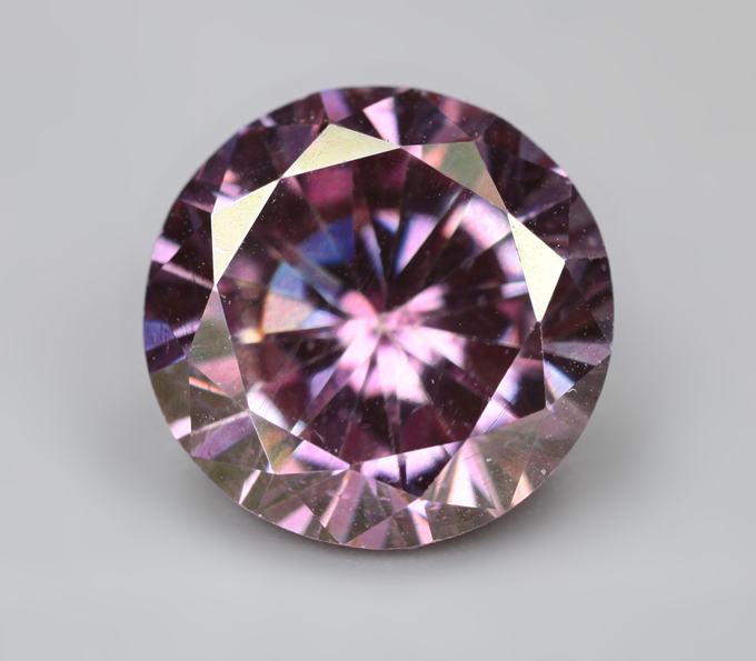 Крупный пурпурно-розовый муассанит 3,6 карата