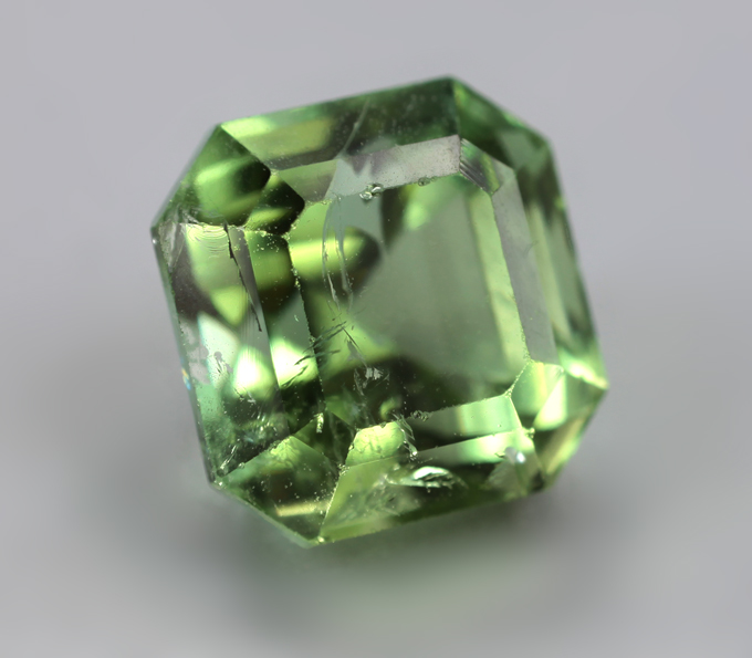 Желтовато-зеленый турмалин 2,59 карата