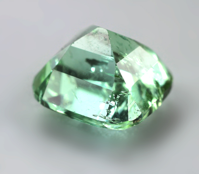 Голубовато-зеленый "неоновый" турмалин 2,35 карата