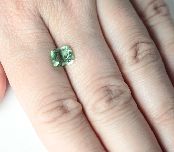 Голубовато-зеленый "неоновый" турмалин 2,35 карата