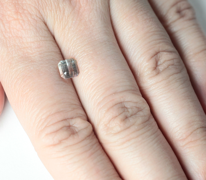 Полихромный турмалин 1,37 карата