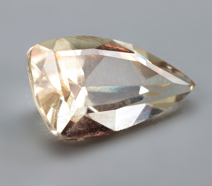 Орегонский солнечный камень авторской огранки 1,75 карата! Эффект Шиллера