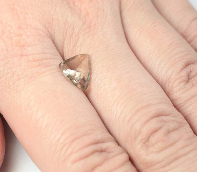 Орегонский солнечный камень авторской огранки 1,69 карата! Эффект Шиллера