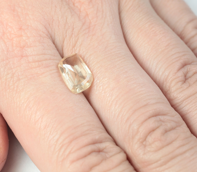 Орегонский солнечный камень авторской огранки 2,74 карата! Эффект Шиллера