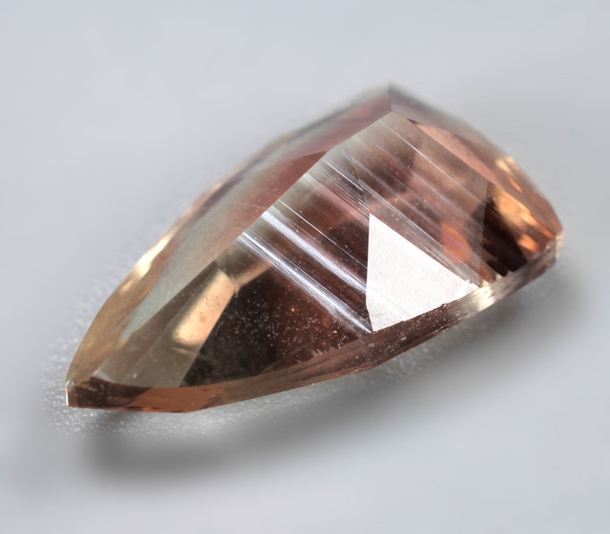 Орегонский солнечный камень авторской огранки 2,57 карата