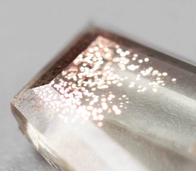 Орегонский солнечный камень авторской огранки 3,98 карата! Эффект Шиллера