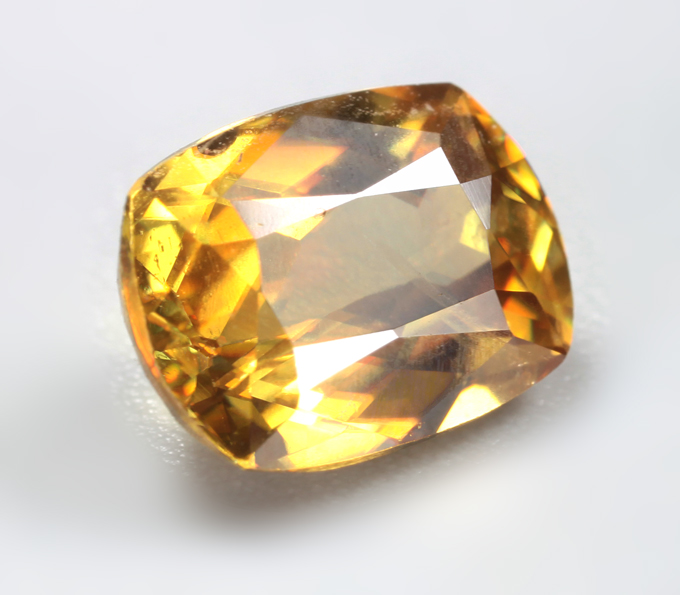 Зеленовато-желтый сфен 1,05 карата