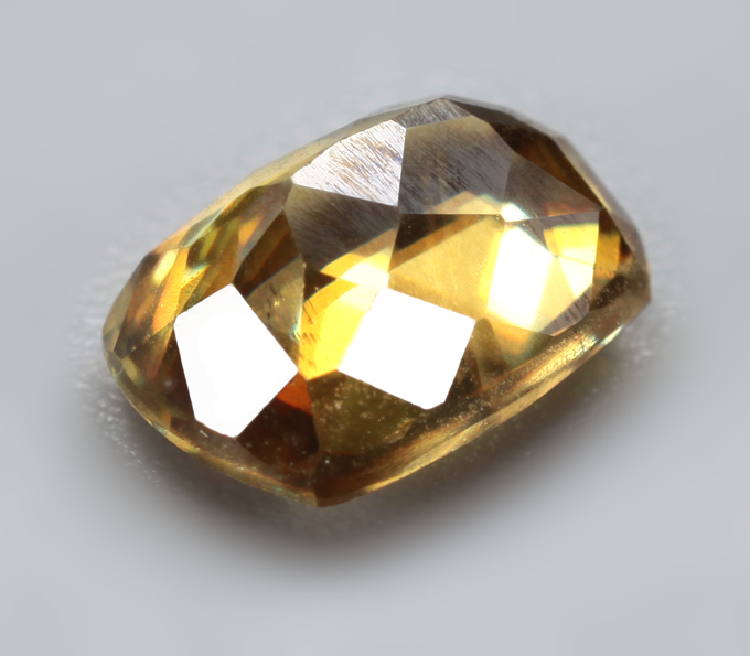 Зеленовато-желтый сфен 1,05 карата