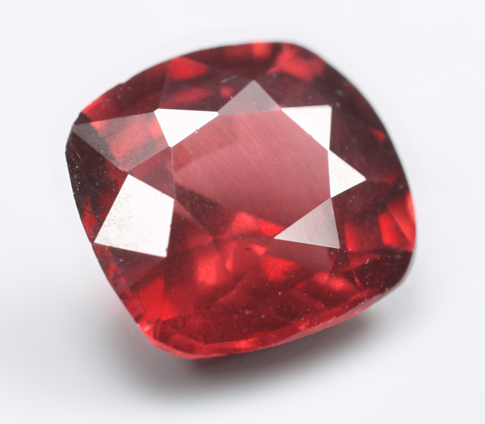 Яркий пироп гранат высокой чистоты 3,29 карата