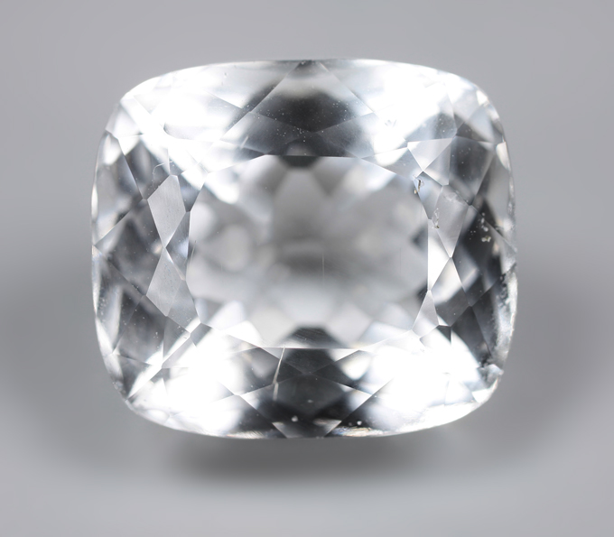 Крупный гошенит  высокой чистоты 17,85 карата