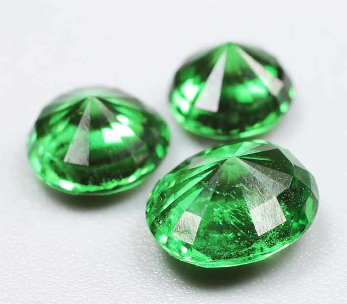 Набор из 3 «неоновых» цаворитов 1,95 карата