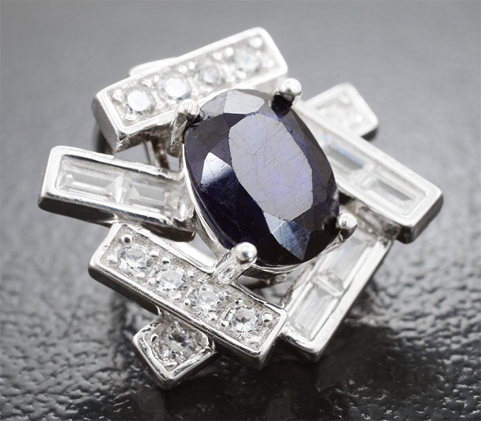 Кулон с насыщенно-синим сапфиром