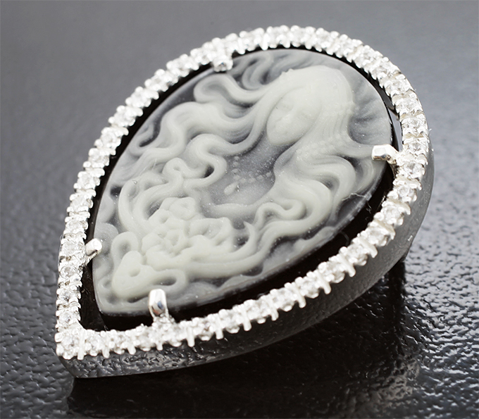 Кулон с агатовой камеей на долерите 8,19 карата и бесцветными цирконами