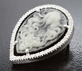 Кулон с агатовой камеей на долерите 8,19 карата и бесцветными цирконами