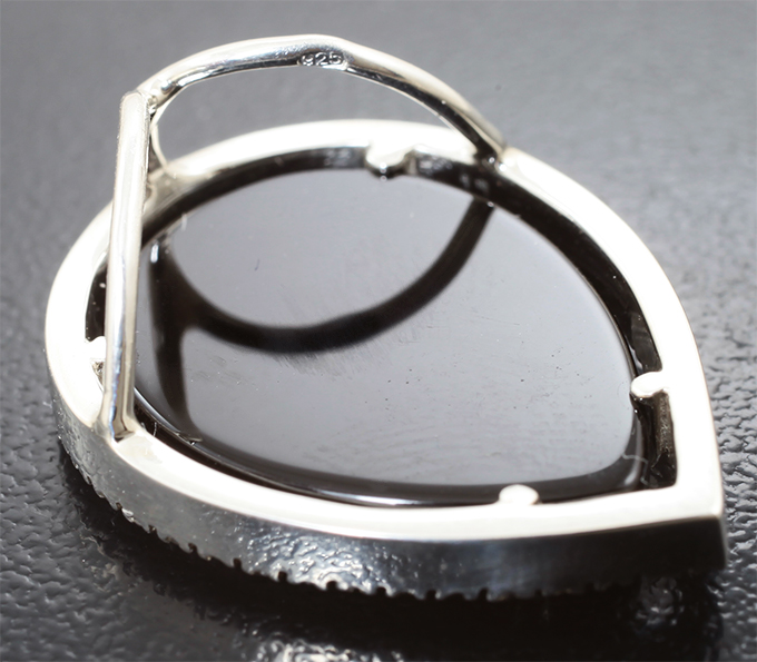 Кулон с агатовой камеей на долерите 8,19 карата и бесцветными цирконами