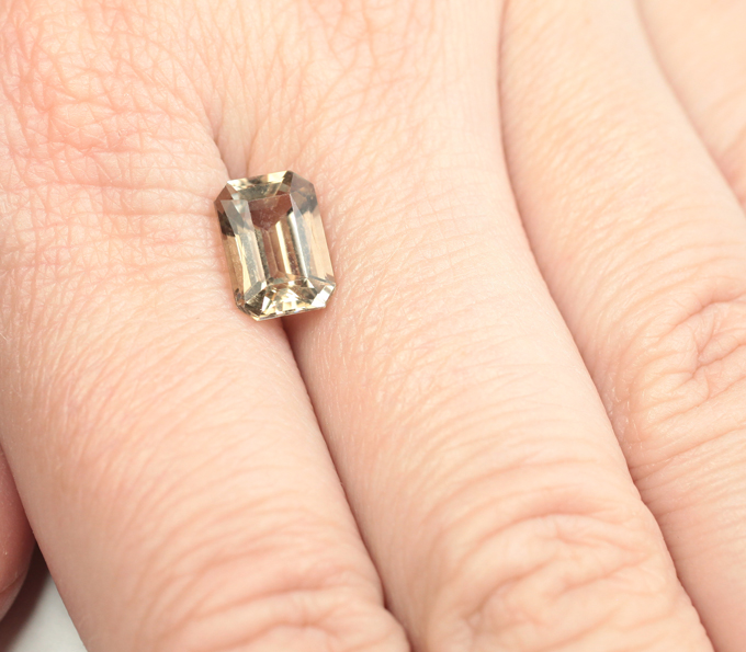 Желтый скаполит со сменой цвета 2,46 карата