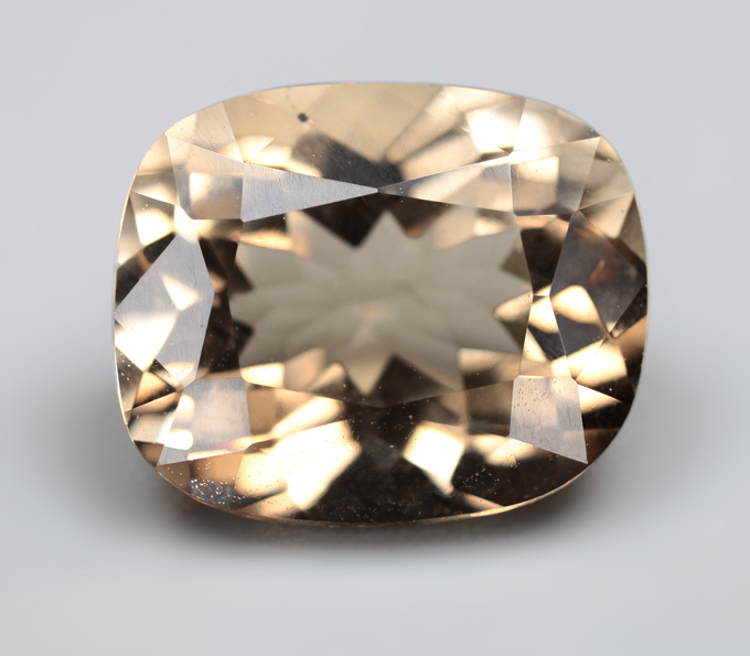 Желтый скаполит со сменой цвета 2,62 карата