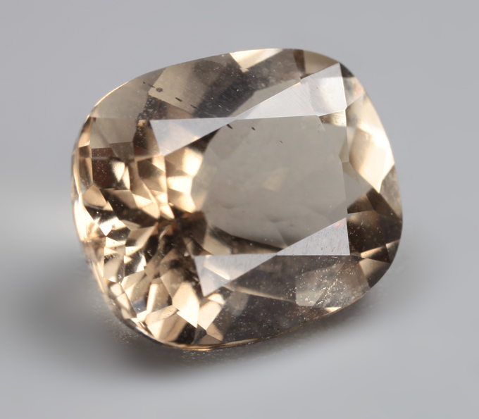 Желтый скаполит со сменой цвета 2,62 карата