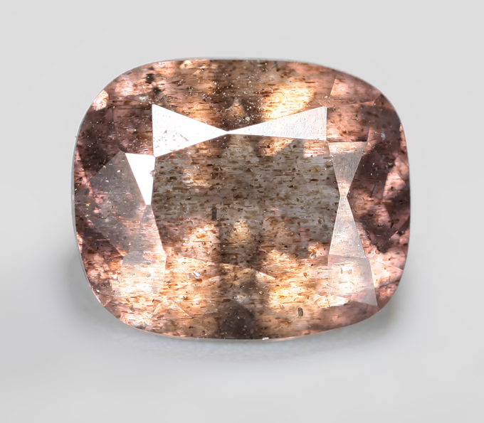 Розовато-пурпурный скаполит со сменой цвета 1,94 карата