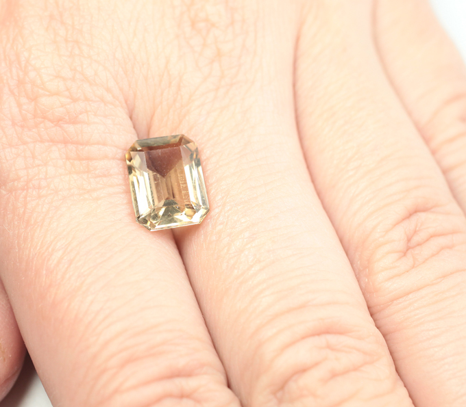 Желтый скаполит со сменой цвета 3,66 карата