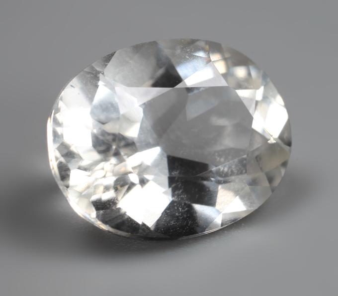 Бесцветный скаполит со сменой цвета 2,91 карата