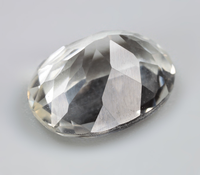 Бесцветный скаполит со сменой цвета 2,91 карата