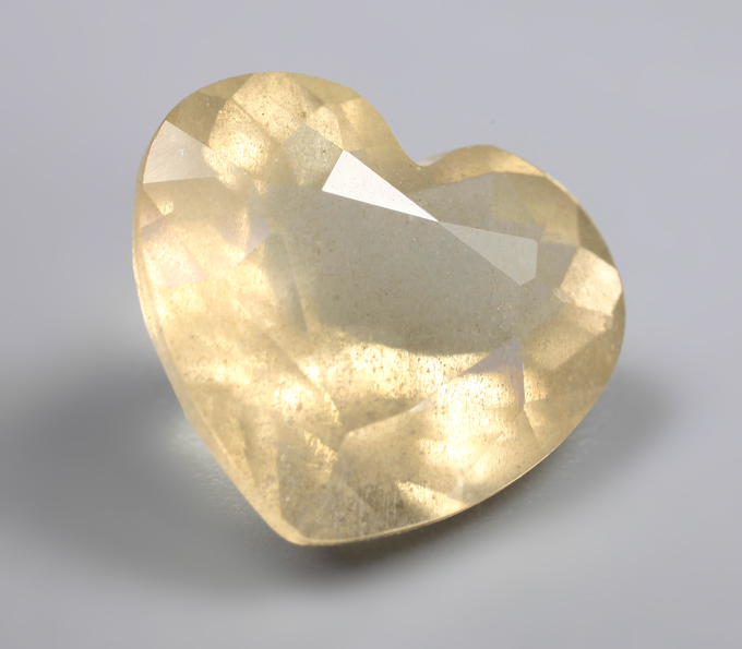 Желтый скаполит редкой огранки 3,85 карата