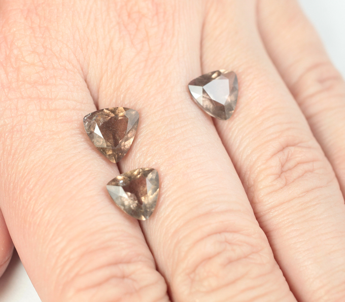 Крупный набор из 3 скаполитов со сменой цвета 6,28 карата